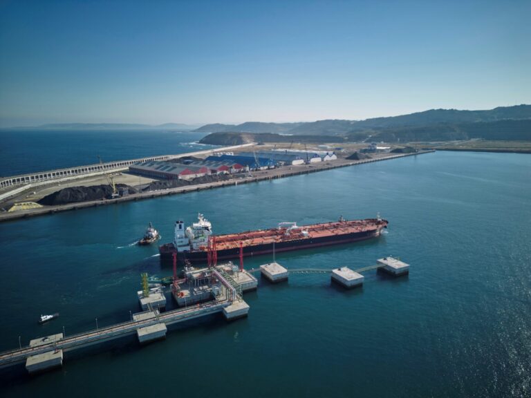 Repsol inicia la obra del desmantelamiento de los tanques de crudo en el puerto interior de A Coruña