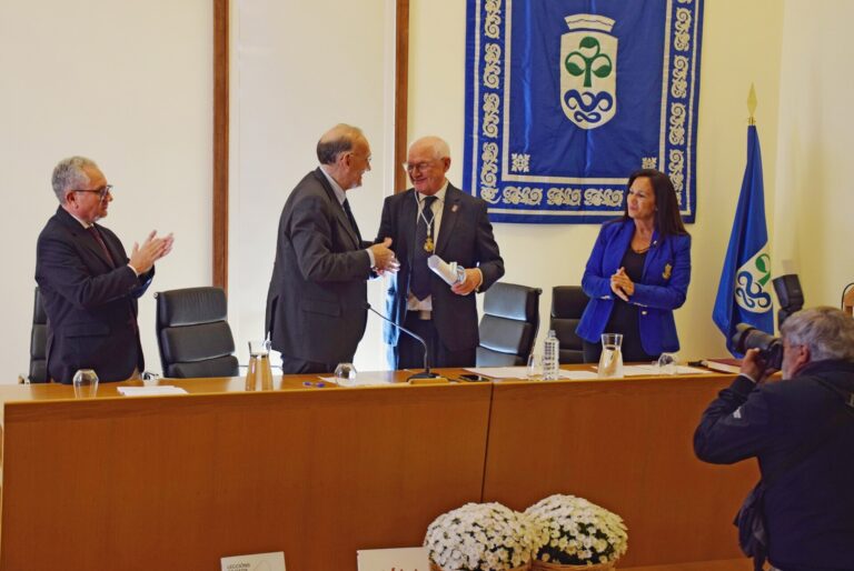 La UVigo entrega su Medalla de Oro a la editorial Galaxia por su compromiso con la lengua y la cultura gallegas