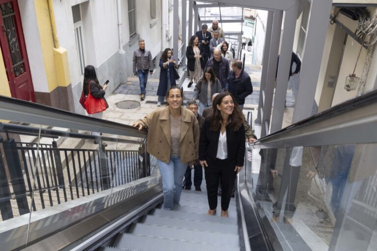 Entran en funcionamiento unas escaleras mecánicas en el barrio coruñés de Monte Alto para mejorar la accesibilidad