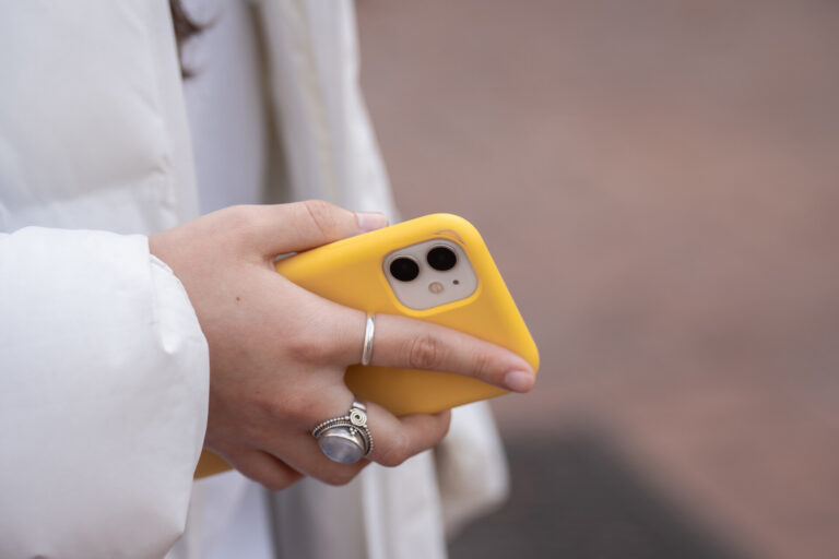 El 75% de los alumnos de 5º y 6º de Primaria y de la ESO tienen teléfono móvil, según la encuesta de convivencia