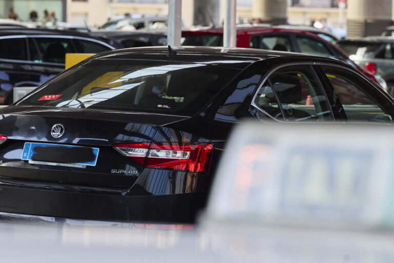 El Gobierno gallego elimina la obligatoriedad de que los VTC lleven el contrato de servicios a bordo