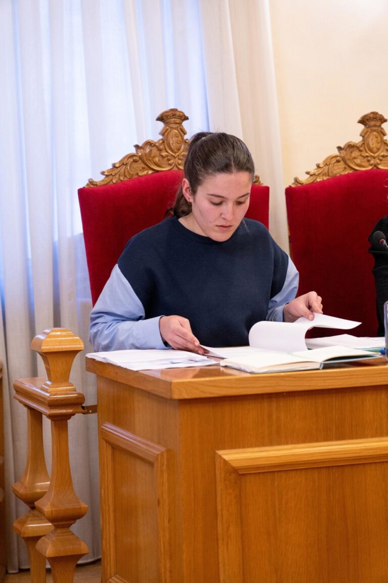 La concejal de Tui, Pilar Gregores, pasa a ser no adscrita «tras un año de aislamiento y exclusión» en el grupo del PP