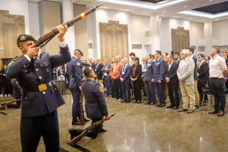 Digital.- Lorenzana anuncia que las primeras ayudas de la Estrategia de Seguridad y Defensa llegarán a comienzos de 2026