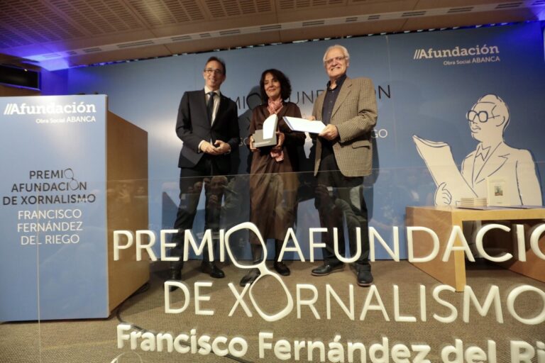 Rexina Vega recibe el Premio XXII Afundación de Xornalismo Fernández del Riego