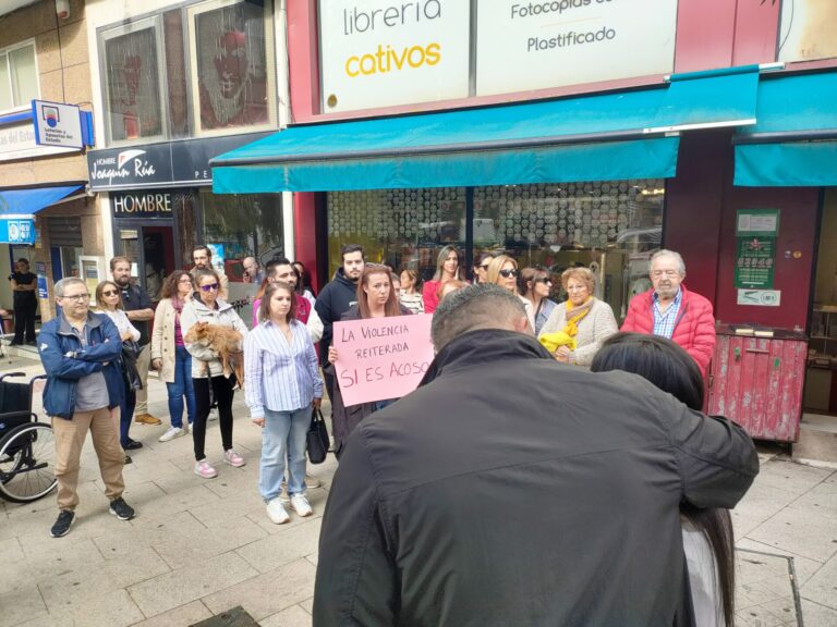 Familia que denunció acoso a su hija en un colegio de Vigo critica la inacción del centro y exige responsabilidades