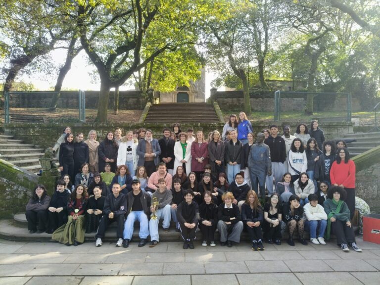 Música, danza y teatro durante la celebración en la Alameda compostelana del Día de García Lorca en Galicia