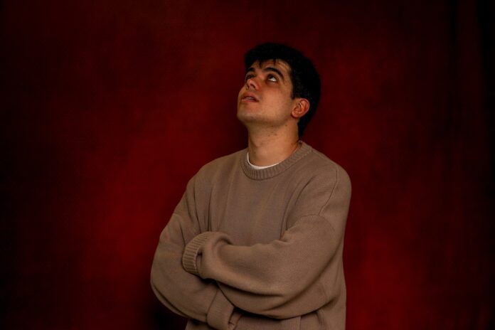 Archivo - El cantante Íñigo Quintero, posa para Europa Press, en The Music Republic, a 19 de abril de 2024, en Madrid (España). Quintero es un joven cantautor de 22 años que en 2023 revolucionó la plataforma digital Tiktok en apenas unas semanas, un fenóm. Ricardo Rubio - Europa Press - Archivo