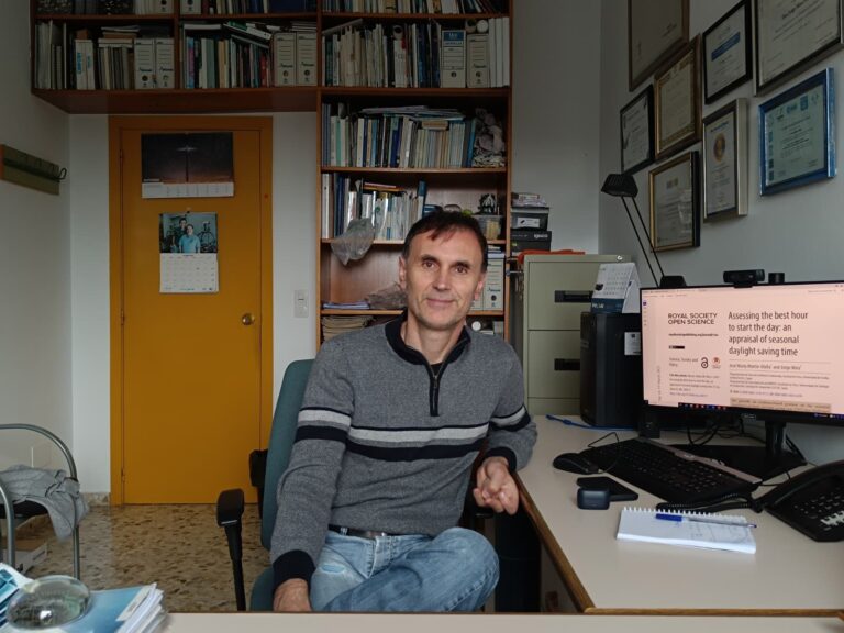 Mira (USC), sobre eliminar el cambio de hora: «La sociedad volvería a autoorganizarse y a rechazar un reloj fijo»