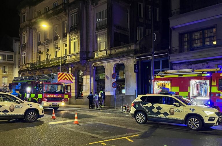 Un incendio en una hamburguesería de Santiago deja su cocina inservible