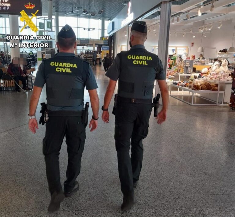 Investigados tres hombres por hurto en establecimientos del aeropuerto de Santiago