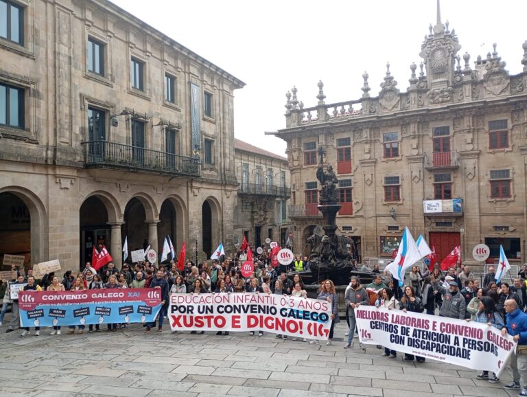 Decenas de trabajadores de servicios sociales y educativos reclaman en Santiago un convenio gallego y mejoras laborales