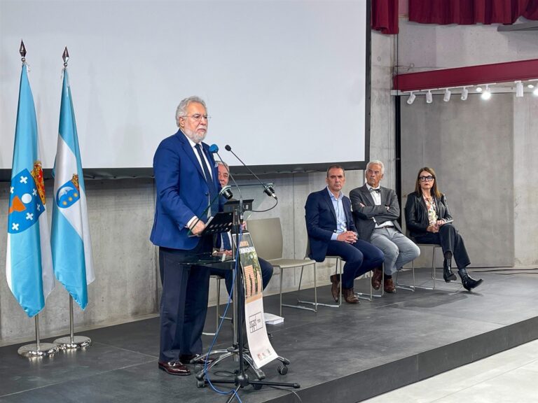 El presidente del Parlamento de Galicia destaca el compromiso del doctor Darío Álvarez Blázquez con el galleguismo