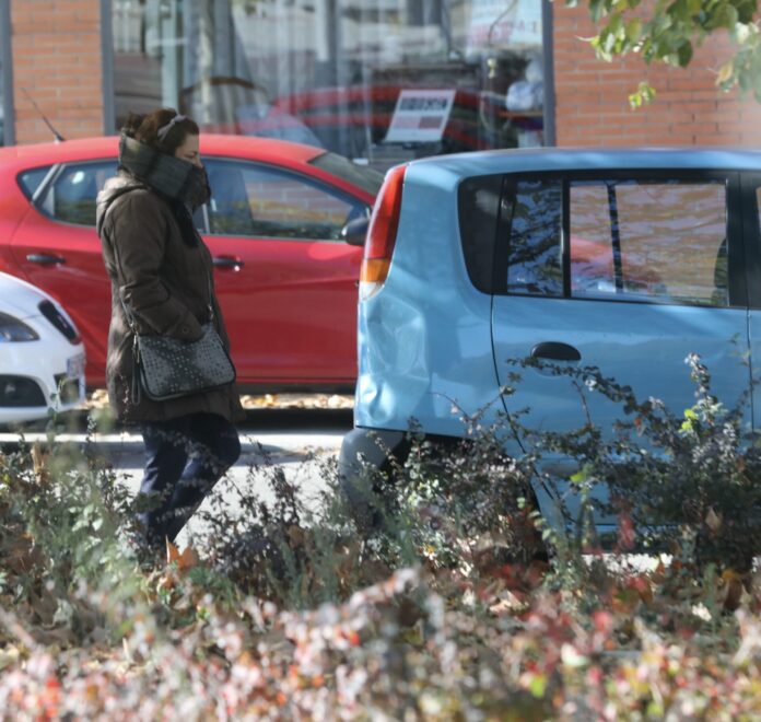 Archivo - Una mujer se protege del frío con su bufanda durnate un día de viento por Madrid (España), a 8 de noviembre de 2019.. Marta Fernández Jara - Europa Press - Archivo