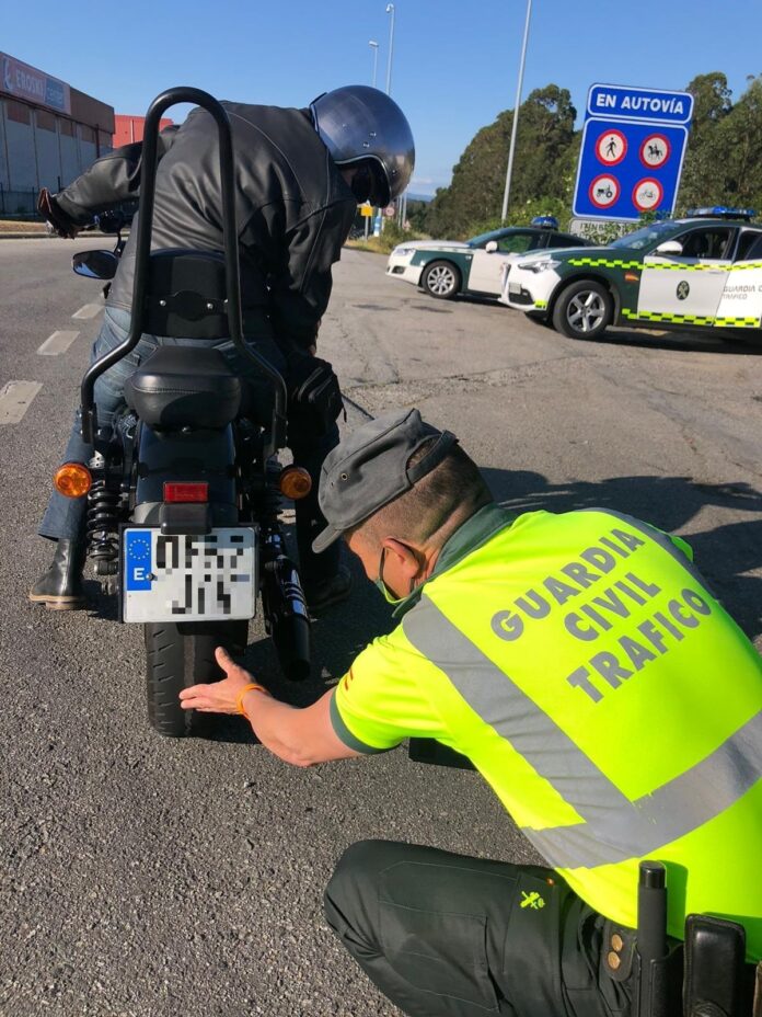 Archivo - Denunciada por neumáticos en mal estado una moto con las ruedas en los alambres cuando accedía a la Autovía do Barbanza. GUARDIA CIVIL - Archivo