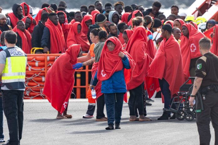 Archivo - Los servicios sanitarios atienden a migrantes llegados en cayuco a Puerto Naos, a 28 de diciembre de 2024, en Arrecife, Lanzarote, Canarias (España).. Europa Press Canarias - Europa Press - Archivo