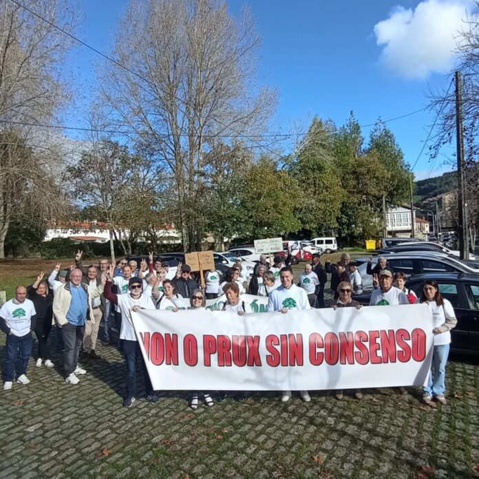El parlamentario Aitor Bouza junto a las personas propietarias de las Fragas do Eume.. PSDEG