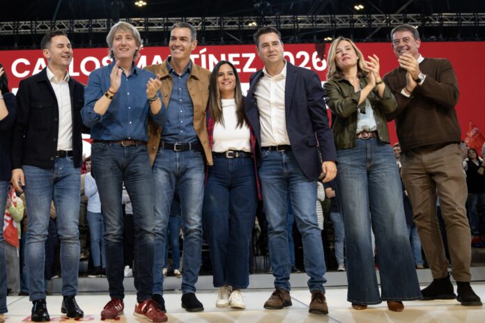 El líder del PSdeG, José Ramón Gómez Besteiro, junto al presidente del Gobierno, Pedro Sánchez, y el candidato socialista a la Junta, Carlos Martínez, a 26 de octubre de 2025.. PSDEG