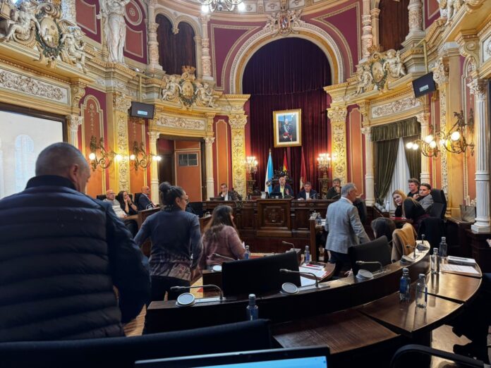 El BNG municipal abandona el pleno extraordinario en el Ayuntamiento de Ourense tras la solicitud de intervención del secretario general, Francisco Cacharro. EUROPAPRESS