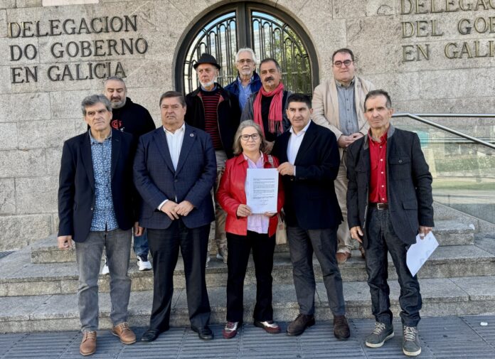 El delegado del Gobierno en Galicia, Pedro Blanco, y el subdelegado en la provincia de A Coruña, Julio Abalde, tras la entrega de la Declaración de Reconocimiento y Reparación Personal en memoria de José Esperante París a INGATECO. DELEGACIÓN DEL GOBIERNO EN GALICIA