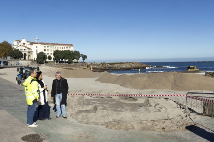 Instalación de la duna en la playa de Riazor. ANDY PÉREZ