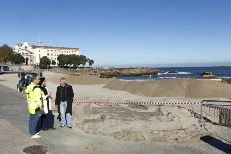 El Ayuntamiento de A Coruña inicia los trabajos para formar la duna de arena en la playa de Riazor
