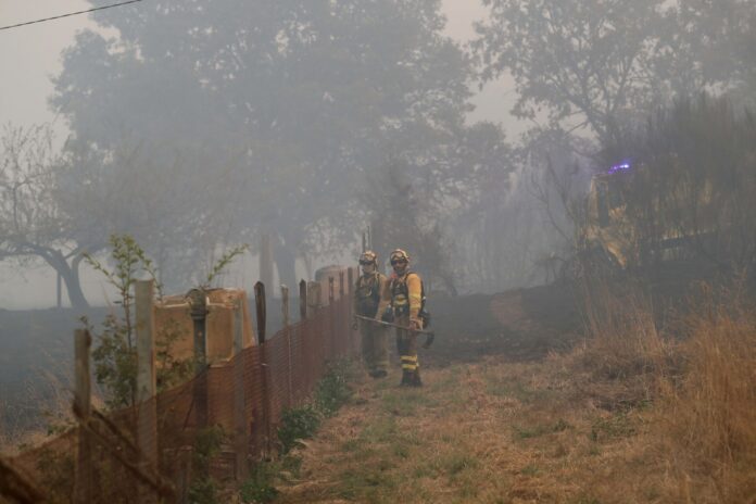 Archivo - Varios bomberos forestales tratan de extinguir el fuego en Lornís, a 18 de septiembre de 2025, en Pantón, Lugo, Galicia (España).. Carlos Castro - Europa Press - Archivo