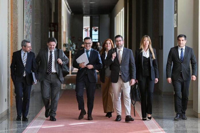 El conselleiro de Emprego, José González, con su equipo, en el Parlamento. XUNTA