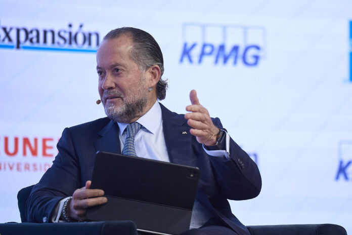 El presidente de ABANCA, Juan Carlos Escotet, interviene en el XVI Encuentro Financiero del sector bancario, organizado por 'Expansión', KPMG, American Express y Cunef Universidad, en el auditorio El Beatriz, a 6 de octubre de 2025, en Madrid (España). El. Jesús Hellín - Europa Press