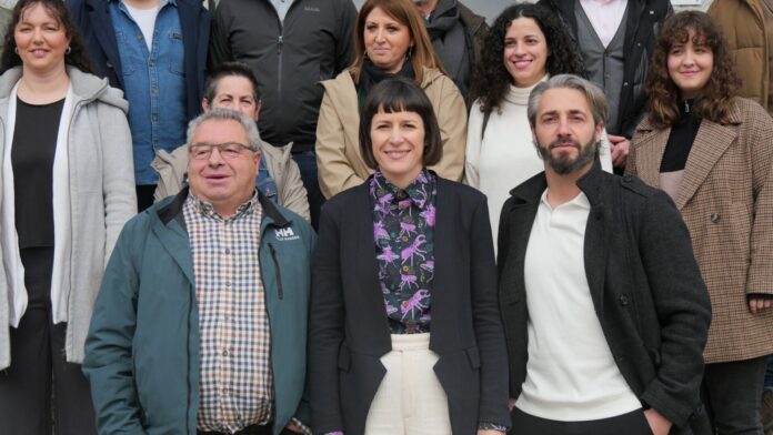 Archivo - La portavoz nacional del BNG, Ana Pontón, con el nuevo alcalde de Vilar de Santos, Rubén Colmenero (der.).. BNG - Archivo