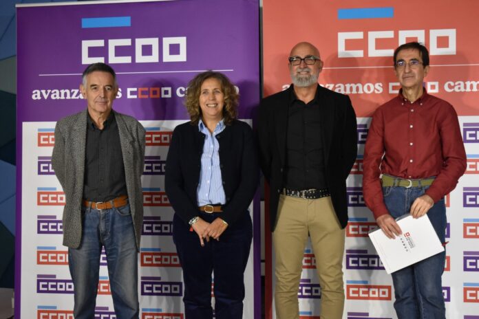 De izquierda a derecha, Carlos Camarero, Amelia Pérez (S. X. De CCOO), Armando Iglesias (secretario de Transicións de CCOO) y Pablo Moros. Carlos y  Pablo son de la Fundación 1.º de Mayo.. CCOO
