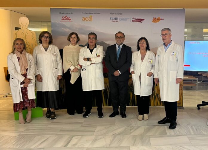 El gerente de AEAL, Marcos Martínez; el médico adjunto del servicio de Hematología del Chuac Juan Pío-Torres; la directora de Asuntos Corporativos de Lilly España, Teresa Millán; y el gerente del Área Sanitaria A Coruña-Cee, Luis Verde, entre otros.. LINFORMADOS