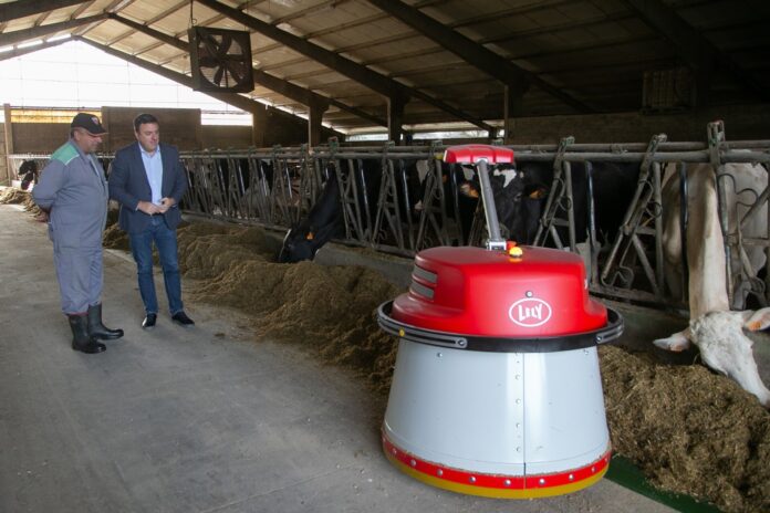 El presidente de la Diputación de A Coruña, Valentín González Formoso, visita una granja en Vilasantar. DIPUTACIÓN DE A CORUÑA