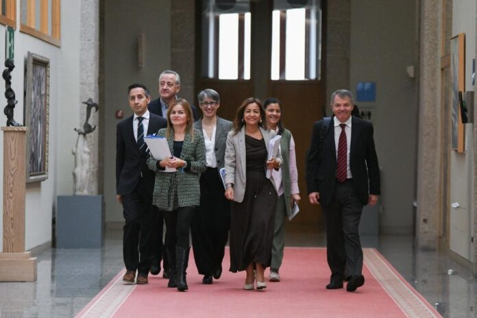 La conselleira do Mar, Marta Villaverde, con su equipo, en el Parlamento. XUNTA