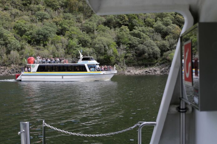 Archivo - Un catamarán navega por los cañones del río Sil durante el trayecto por la Ribeira Sacra, a 28 de abril de 2023, en Monforte de Lemos, Lugo, Galicia (España).. Carlos Castro - Europa Press - Archivo