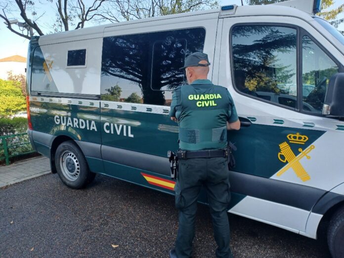 Archivo - Imagen de una furgoneta y un agente de la Guardia Civil.. GUARDIA CIVIL - Archivo