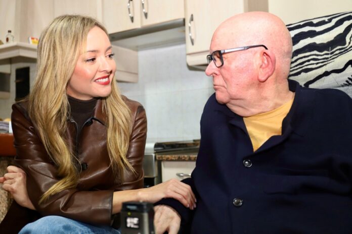 La conselleira de Política Social e Igualdade, Fabiola García, con un paciente de ELA. XUNTA