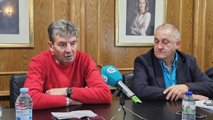 El alcalde de Manzaneda, Amable Fernández, y el líder del PSdeG de Ourense, Álvaro Vila, celebran una rueda de prensa en el Ayuntamiento. PSDEG DE OURENSE