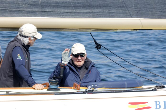 Archivo - El Rey Juan Carlos desembarcando, a 17 de mayo de 2025, en Sanxenxo (España).. José Ramón Hernando - Europa Press - Archivo