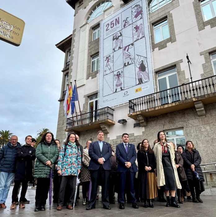 Despliegue de una ilustración en la Delegación del Gobierno con motivo del 25-N. DELEGACIÓN DEL GOBIERNO EN GALICIA