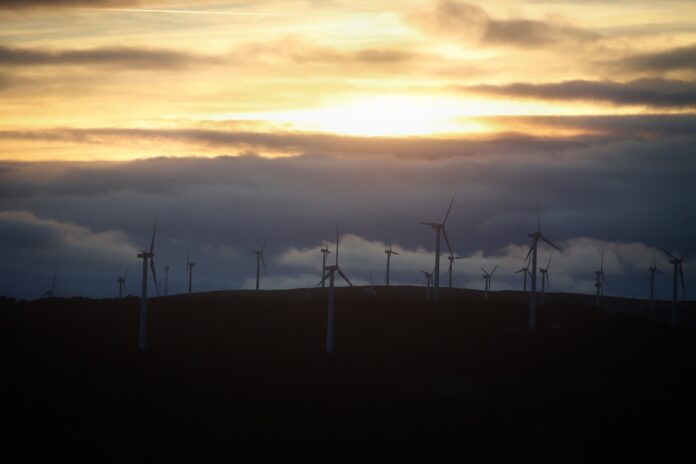 Archivo - Un parque eólico, a 28 de marzo de 2025, en Muras, Lugo, Galicia (España). El Tribunal Supremo ha dictado una sentencia que despeja el futuro de muchos proyectos de la industria eólica en Galicia. El hecho de que dos o más instalaciones de parqu. Carlos Castro - Europa Press - Archivo