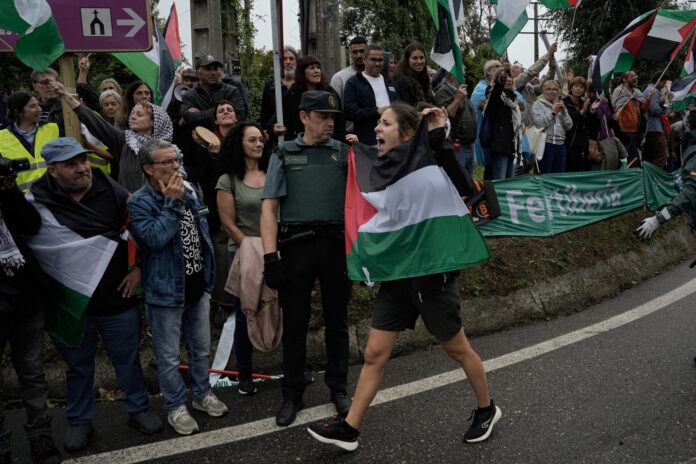 Archivo - Decenas de personas durante una concentración contra la participación de Israel en la Vuelta Ciclista de España, , a 9 de septiembre de 2025, en Pontevedra, Galicia.. Adrián Irago - Europa Press - Archivo
