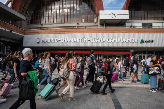 Archivo - Varias personas a las puertas de la estación del tren de Chamartín con motivo de la incidencia producida en un tren Alicante-Madrid Chamartín, en la estación de Chamartín, a 13 de octubre de 2023, en Madrid.. Matias Chiofalo - Europa Press - Archivo
