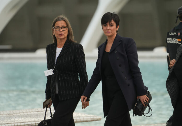 La ministra de Vivienda y Agenda Urbana, Isabel Rodríguez (d), a su llegada al homenaje a las víctimas de la dana, en el Museo de las Ciencias Príncipe Felipe, a 29 de octubre de 2025, en Valencia, Comunidad Valenciana (España). Sus Majestades los Reyes y. Eduardo Manzana - Europa Press