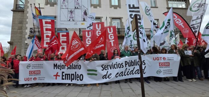 Sindicatos se concentran por unos servicios públicos