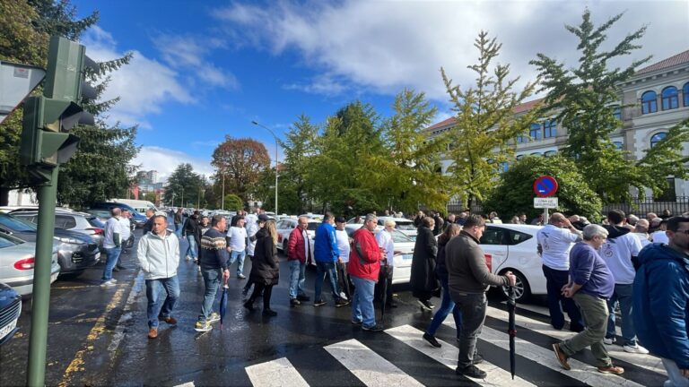 La Fegamp y los ayuntamientos de A Coruña, Santiago y Vigo celebrarán el día 4 una reunión sobre los VTC