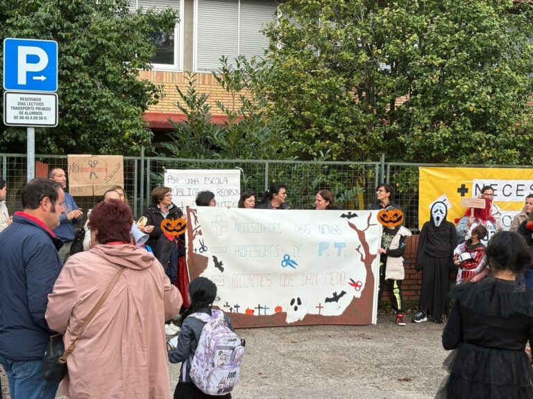 Concentración ante el CEIP A Paz de Vigo para denunciar recortes en profesorado y atención a la diversidad