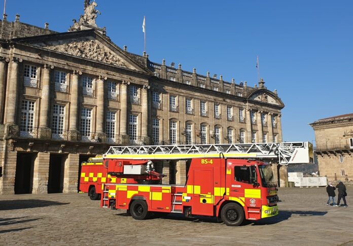 Archivo - Camión bomberos.. AYUNTAMIENTO SANTIAGO - Archivo