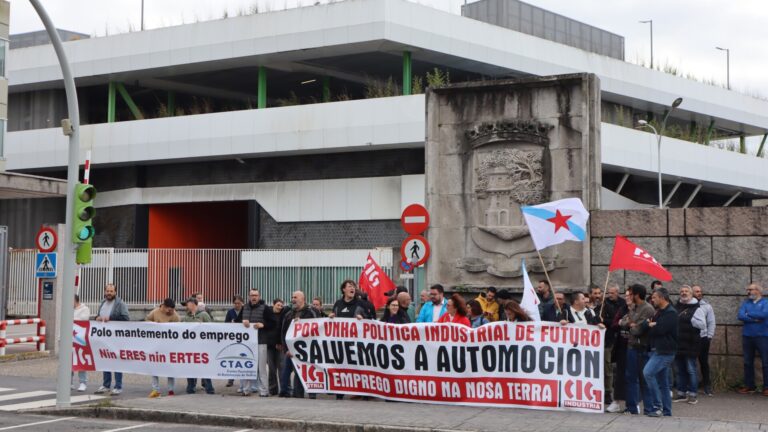 La CIG se concentra ante la sede de CEAGA en Vigo para urgir medidas ante la «crisis» que afecta al sector de automoción
