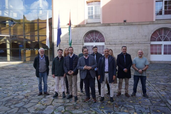 El portavoz del PPdeG en el Parlamento gallego, Alberto Pazos, ante el izado de la bandera palestina, gallega y de la Univesidade da Coruña, en la plaza del Rectorado de la UDC.. PARTIDO POPULAR