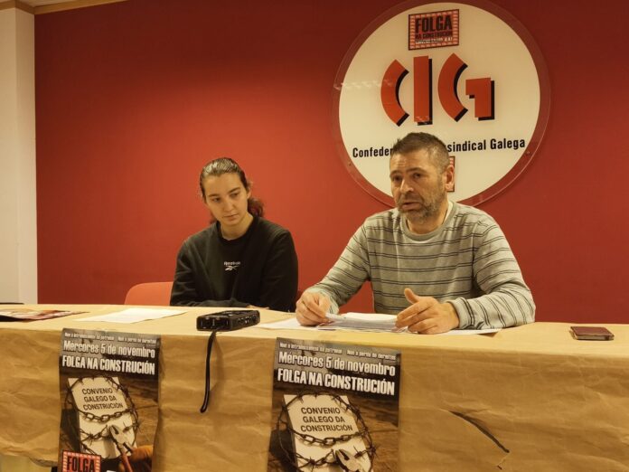 El secretario comarcal de la FCM, Eduardo Sebio, y Andrea Tacón Rodríguez, delegada de personal en una empresa del sector maderero, durante el anuncio de huelga en el sector de la construcción y manifestación en Santiago de Compostela.. NICOLÁS SATRIANO